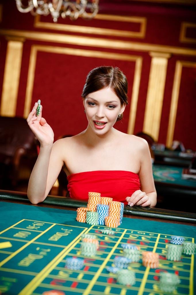 Dealer profesional BTB168 Live Casino memandu sesi permainan Baccarat secara langsung